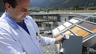 Test sotto il sole cocente sul tetto ADLER: grazie all'additivo anti-calore, la superficie del campione ha una temperatura superficiale significativamente inferiore.  | © ADLER