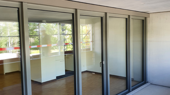 Per la ristrutturazione del complesso residenziale Telli ad Aarau, Wenger Fenster AG si affida a finestre in legno con rivestimento anti-heat ADLER.  | © Wenger Fenster AG