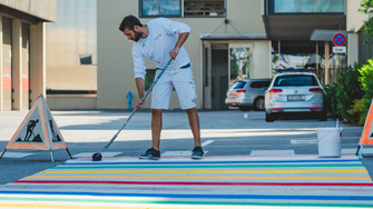 Somewhere over the rainbow: il mastro pittore Tirolack Pascal porta ancora più colore in ADLER. | © ADLER