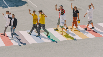 I could be red, or I could be yellow: il nuovo percorso attraverso la fabbrica è colorato come la troupe ADLER. | © ADLER