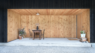 Particolarmente bello: il contrasto tra le superfici rifinite con l'olio per legno chiaro ADLER Pullex Holzöl e la superficie scura del legno verniciato, come nel progetto St. Peter in der Au dello studio di architettura Bogenfeld  | © Bogenfeld Architektur/Violetta Wakolbinger