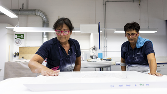 ... ma il lavoro manuale è necessario anche per molte fasi del processo di verniciatura, ad esempio per la verniciatura di geometrie complesse, per la carteggiatura intermedia o per il controllo della qualità della superficie verniciata. | © Villeroy & Boch/Erika Mayer