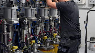 Un sistema automatico di cambio colore consente di realizzare in modo efficiente diverse tonalità di colore nella macchina di verniciatura automatica. | © ADLER