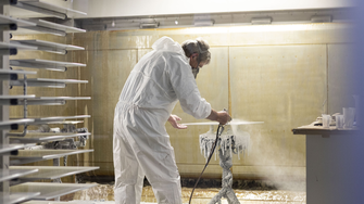 ... ma il lavoro manuale è necessario anche per molte fasi del processo di verniciatura, ad esempio per la verniciatura di geometrie complesse, per la carteggiatura intermedia o per il controllo della qualità della superficie verniciata. | © Villeroy & Boch/Erika Mayer