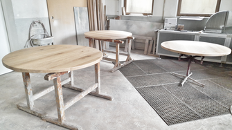 Completamente naturale, ma protetto in modo ottimale: Il piano del tavolo è rifinito con la vernice trasparente ADLER Aqua-Top Antiscratch nel livello di lucentezza più basso 05. | © Schreinerei und Holzdesign Josef Burkart