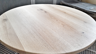 Completamente naturale, ma protetto in modo ottimale: Il piano del tavolo è rifinito con la vernice trasparente ADLER Aqua-Top Antiscratch nel livello di lucentezza più basso 05. | © Schreinerei und Holzdesign Josef Burkart