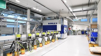 Nell'impianto di verniciatura completamente automatico di RIWAG vengono utilizzate le vernici Pigmolux di ADLER. | © RIWAG Türen AG
