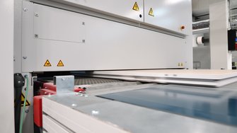 Nell'impianto di verniciatura completamente automatico di RIWAG vengono utilizzate le vernici Pigmolux di ADLER. | © RIWAG Türen AG