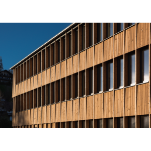 Con la nuova vernice a base d'acqua ADLER Lignovit 3in1 si può ottenere un bellissimo effetto legno opaco, come quello del Grüne Zentrum di Immenstadt curato dagli architetti F64. | © F64 Architekten PartGmbB / Rainer Retzlaff