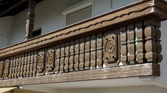 Con la vernice di rinnovo ADLER, il balcone in legno invecchiato torna ad essere come nuovo. | © ADLER