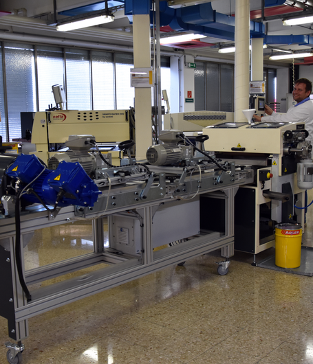 Uno degli impianti di rivestimento a rullo nel reparto di tecnologia applicativa dei mobili è dotato di un'unità di distribuzione supplementare per gli oli. | © ADLER
