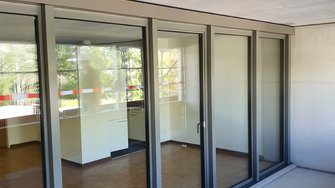 Per la ristrutturazione del complesso residenziale Telli ad Aarau, Wenger Fenster AG si affida a finestre in legno con rivestimento anti-heat ADLER.  | © Wenger Fenster AG