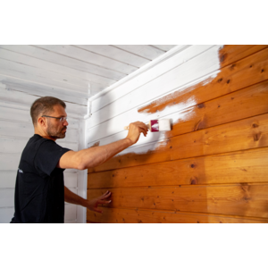Aqua-Isoprimer CT PRO è particolarmente indicato per i supporti in legno fortemente ingialliti, ad esempio soffitti in legno o rivestimenti murali. | © ADLER