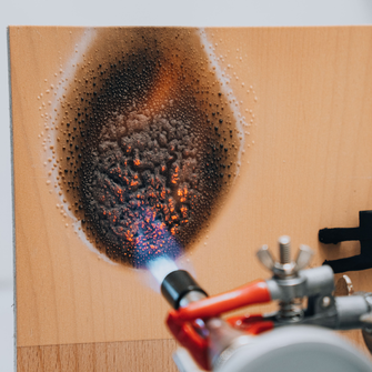In caso di incendio, il rivestimento si espande e crea uno strato isolante sul legno.  | © ADLER