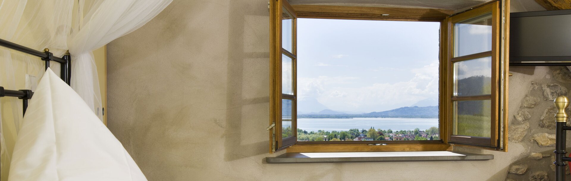 Schlafzimmer mit geöffnetem Fenster Schlafzimmer mit geöffnetem Fenster