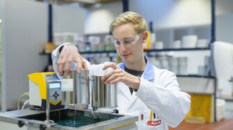 Nel laboratorio di ricerca e sviluppo dello stabilimento ADLER, un team di 110 persone lavora allo sviluppo di prodotti innovativi e sostenibili.  | © ADLER