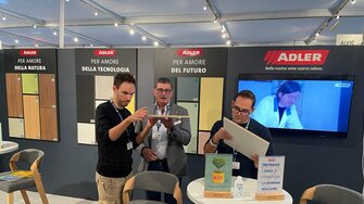 Numerose superfici campione presso lo stand ADLER rendono visibile e tangibile l'elevata qualità superficiale dei rivestimenti ADLER.