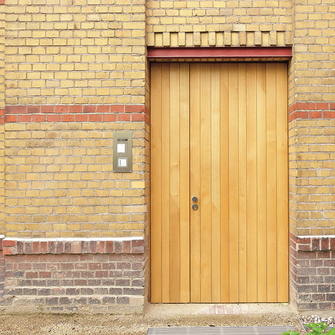 Sia che si tratti di porte d'ingresso laterali, come quelle dei cortili, che di porte di cantine o di portoni posteriori: per gli elementi a contatto con il clima esterno, il produttore di porte speciali Schörghuber si affida costantemente al sistema Aquawood Protor di ADLER. Per inciso, Schörghuber può progettare queste porte anche con funzione di protezione antincendio. 