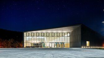 Come una luce in una notte buia: la facciata nera onice della TauberPhilharmonie sembra fondersi nell'oscurità.  | © Sascha Hauk