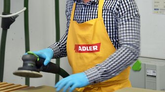 Un accurato pretrattamento del supporto è particolarmente importante con le vernici a base d'acqua per ottenere un aspetto uniforme della superficie. 