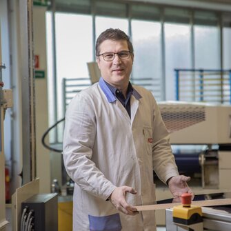 Reinhard Huber, menuisier de formation, travaille depuis plus de 25 ans déjà au service technique d'application d'ADLER et conseille les menuisiers ainsi que les fabricants industriels sur toutes les questions relatives à la finition des surfaces.