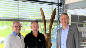 Michael Wierum (Mitte) war der zweite glückliche Gewinner – hier mit Manfred Kunstleve (li.) und Heico Cuwalsky. | © ADLER