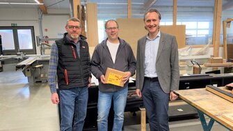 Freut sich über die ADLER-Lackierpistole: Marc Kötters (Mitte) mit Hugo Börding (li.) und Heico Cuwalsky (re.) | © ADLER