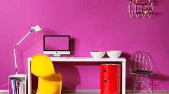Che si tratti di verde scuro o di rosa acceso: con Aviva Ultra-Color le pareti risplendono in qualsiasi tonalità!  | © ADLER