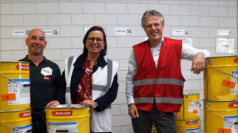 Claudia Berghofer (Responsabile Comunicazione Aziendale ADLER) con Jos Wennekes (a destra), Responsabile Acquisti DKG, e Jaap Hellemons (a sinistra), Team Leader Superfici.