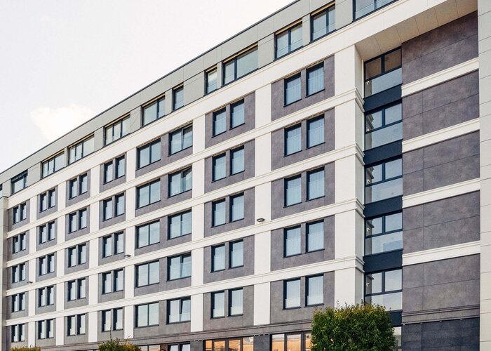 Il fiore all'occhiello del MaxPalais: l'Hotel Harry's Home con la sua facciata dal design distintivo. | © Harry’s Home / Mathias Prägant