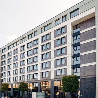 Il fiore all'occhiello del MaxPalais: l'Hotel Harry's Home con la sua facciata dal design distintivo. | © Harry’s Home / Mathias Prägant