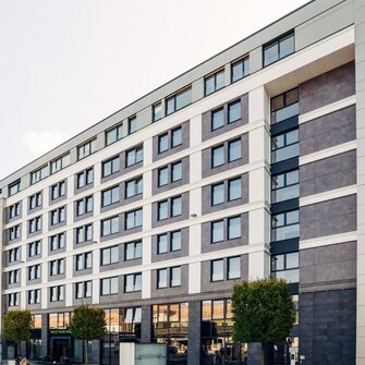 Il fiore all'occhiello del MaxPalais: l'Hotel Harry's Home con la sua facciata dal design distintivo. | © Harry’s Home / Mathias Prägant