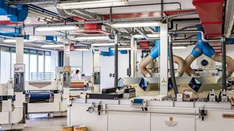 Tutti i processi più comuni possono essere riprodotti in un moderno parco impianti - compreso l'indurimento a raggi UV ed elettronici, nonché le superfici a eccimeri.