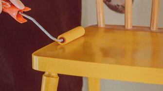 ... o una sedia: un tocco di colore dona nuova vita ai mobili antichi. | © ADLER