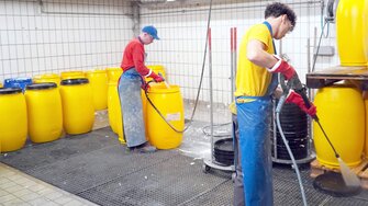 I contenitori riutilizzabili vengono puliti e riutilizzati nello stabilimento ADLER.