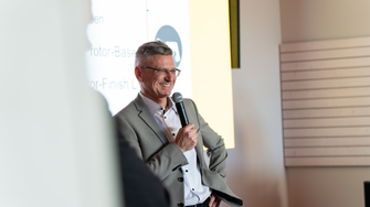 Il responsabile dello sviluppo Rainer Troppmair ha risposto alle domande sui nuovi prodotti della gamma di vernici per finestre e per l'edilizia. | © ADLER