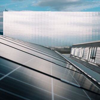 ADLER copre parte del suo fabbisogno energetico con un impianto fotovoltaico ad alto rendimento.