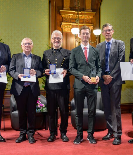 I premiati Prof. Dr. Strube, Dr. Rössler e Thomas Höfer con i vincitori delle medaglie H. F. Mark di quest'anno Prof. Dr. Clemens Holzer (Università di Leoben), Dr. Ralph Theuer (KremsChem Holding) e Dr. Dietmar Loidl (ex amministratore delegato OFI) (da destra). | © OFI / Michael Pyerin