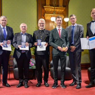 I premiati Prof. Dr. Strube, Dr. Rössler e Thomas Höfer con i vincitori delle medaglie H. F. Mark di quest'anno Prof. Dr. Clemens Holzer (Università di Leoben), Dr. Ralph Theuer (KremsChem Holding) e Dr. Dietmar Loidl (ex amministratore delegato OFI) (da destra). | © OFI / Michael Pyerin