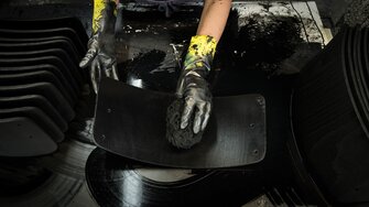 Il colorante viene ripassato a mano con una spugna naturale proveniente dal Mar Egeo: è così che si crea un aspetto unico e uniforme del colorante! | © Thonet GmbH