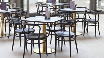Anche il modello 209 del ristorante "Table" della Kunsthalle Schirn di Francoforte è disponibile nel nobile colore nero ADLER. | © Thonet GmbH © Constantin Meyer