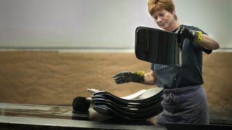 Per il loro utilizzo di design, gli schienali sono stati sottoposti a un bagno nel colorante nero ad immersione Arova Flex di ADLER.  | © Thonet GmbH