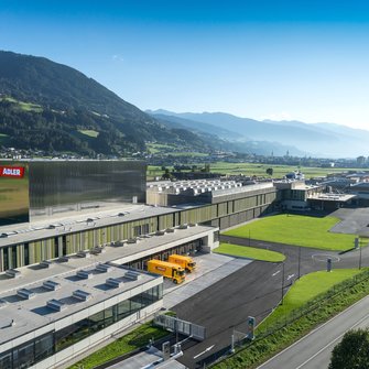 A Schwaz, in Tirolo, si trova la fabbrica di vernici a base d'acqua più moderna d'Europa - e l'anno prossimo lo stabilimento ADLER investirà di nuovo in maniera importante. 