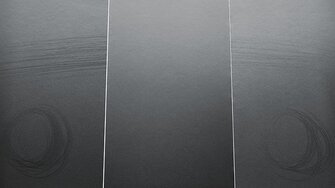 Le ultime tracce di utilizzo scompaiono durante la notte grazie all'innovativa auto-rigenerazione di Bluefin Pigmosoft (al centro), mentre le vernici per mobili comparabili (destra e sinistra) mostrano ancora segni lucidi. (Riferimento foto: ADLER)