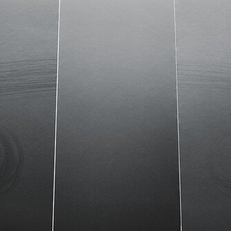 Le ultime tracce di utilizzo scompaiono durante la notte grazie all'innovativa auto-rigenerazione di Bluefin Pigmosoft (al centro), mentre le vernici per mobili comparabili (destra e sinistra) mostrano ancora segni lucidi. (Riferimento foto: ADLER)