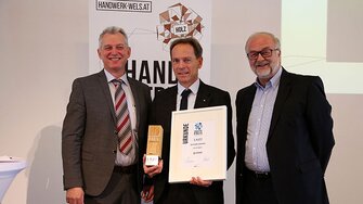 Peter Stecher, Sales Manager commerciale di ADLER, ha ricevuto il premio per l'innovazione per Bluefin Pigmosoft - la vernice a base d'acqua morbida ma "indistruttibile".