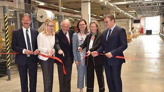 Cerimonia di apertura per i nuovi edifici ADLER: il sindaco Dr. Hans Lintner, Bundesministerin Dr. Margarete Schramböck, Günther, Claudia und Andrea Berghofer, Landeshauptmann Günther Platter. 