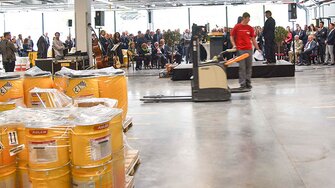 ADLER_Papierkünstler: l'abbiamo messo nero su giallo: ADLER ha costruito la più moderna fabbrica di vernici all'acqua d'Europa! 