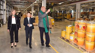 ADLER_BerghoferTheurl.jpg: … e si è congratulato con il Sig. Günther Berghofer per l'impressionante espansione della fabbrica. 