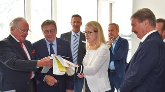 ADLER_Essen.jpg: Cosi' pulito che puoi anche mangiarci dentro: I festeggiamenti si sono conclusi nella nuova fabbrica di vernici all'acqua ADLER.. 